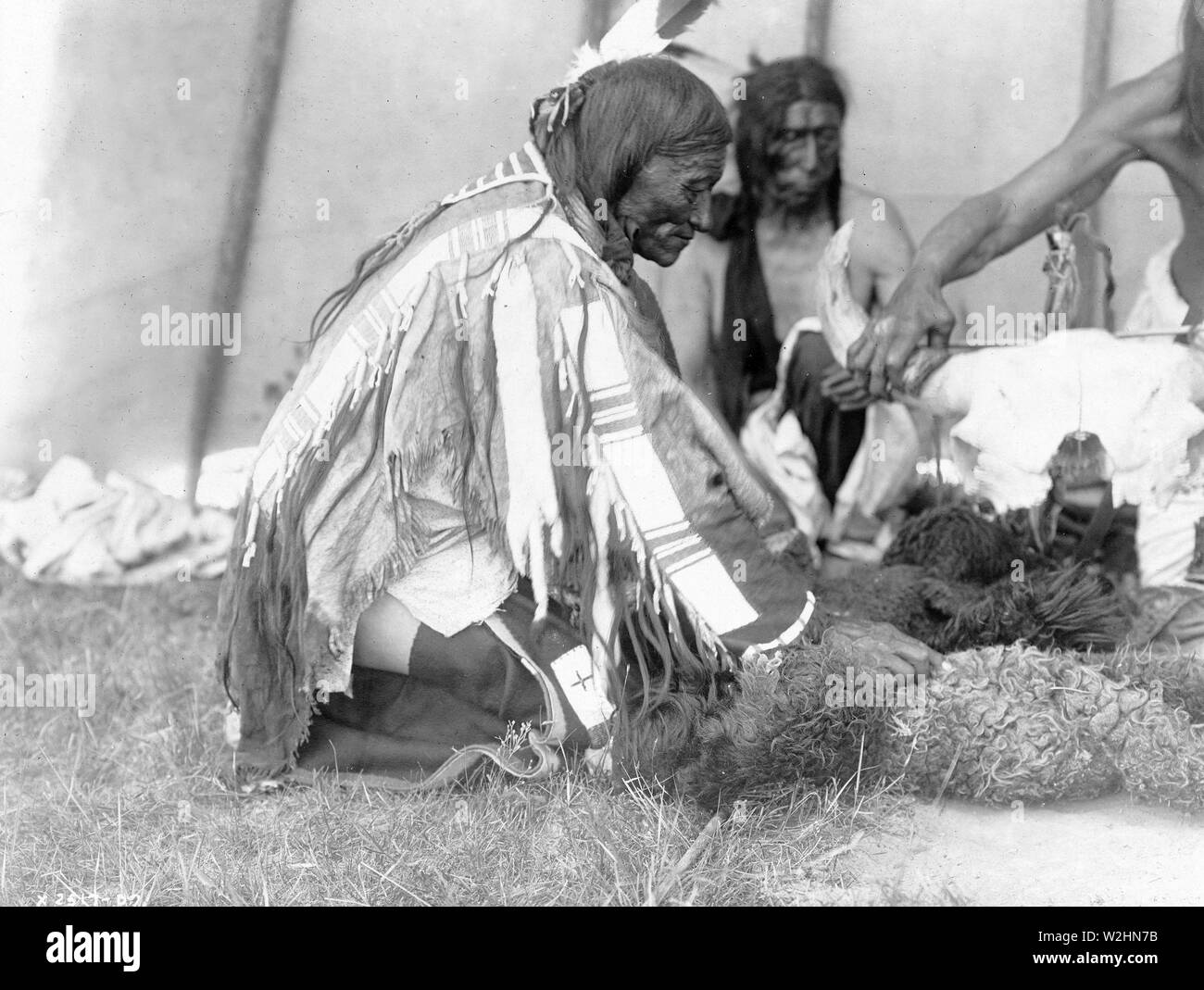 Edward S. Curtis nativi indiani americani - saliva, lenta Bull (in background), Picket il perno del braccio Foto Stock