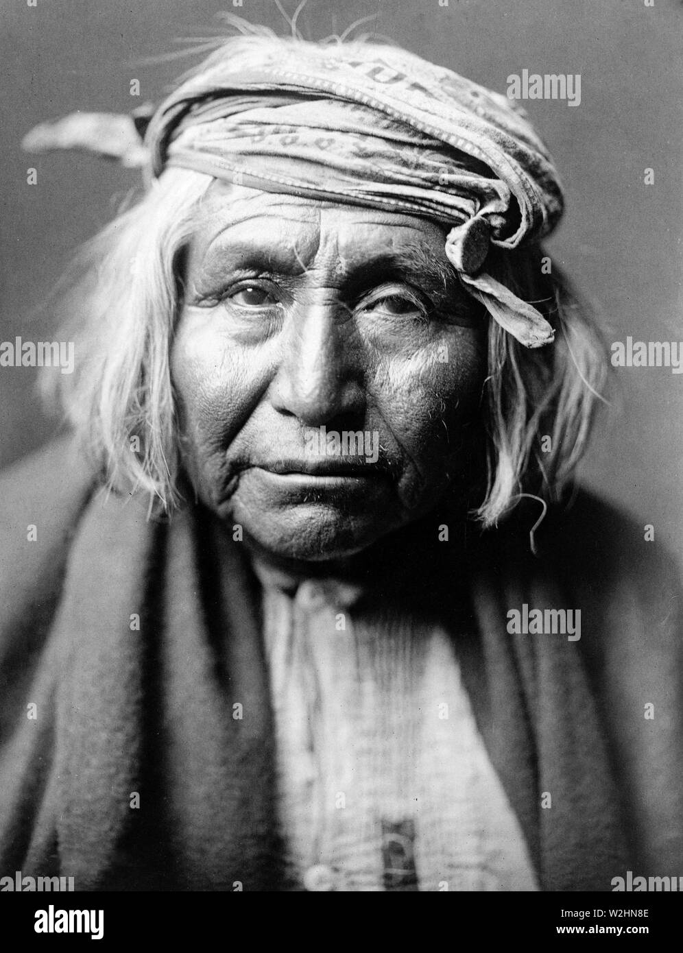 Edward S. Curtis nativi indiani americani - Apache Indian, testa e spalle ritratto ca. 1906 Foto Stock