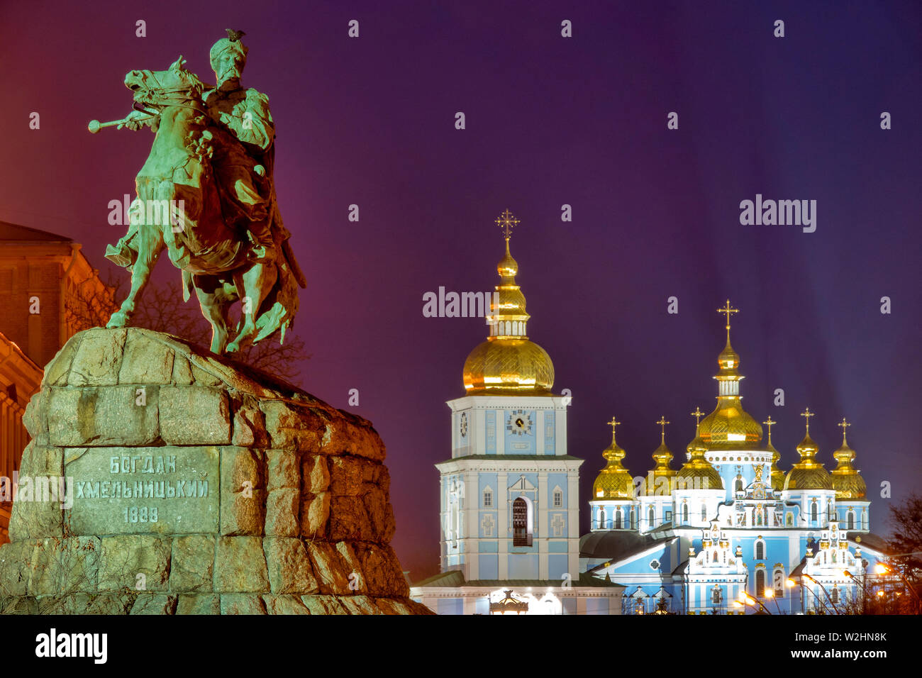 Bohdan Khmelnytsky monumento e la parrocchia di San Michele Golden-Domed Monastero, Kiev, Ucraina Foto Stock