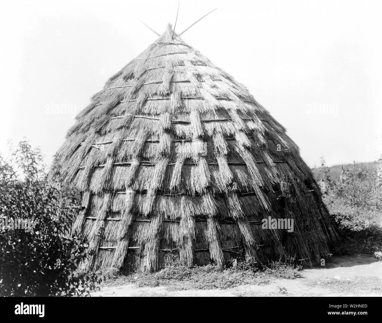 Edward S. Curtis nativi indiani americani - erba casa degli indiani di Wichita ca. 1927 Foto Stock