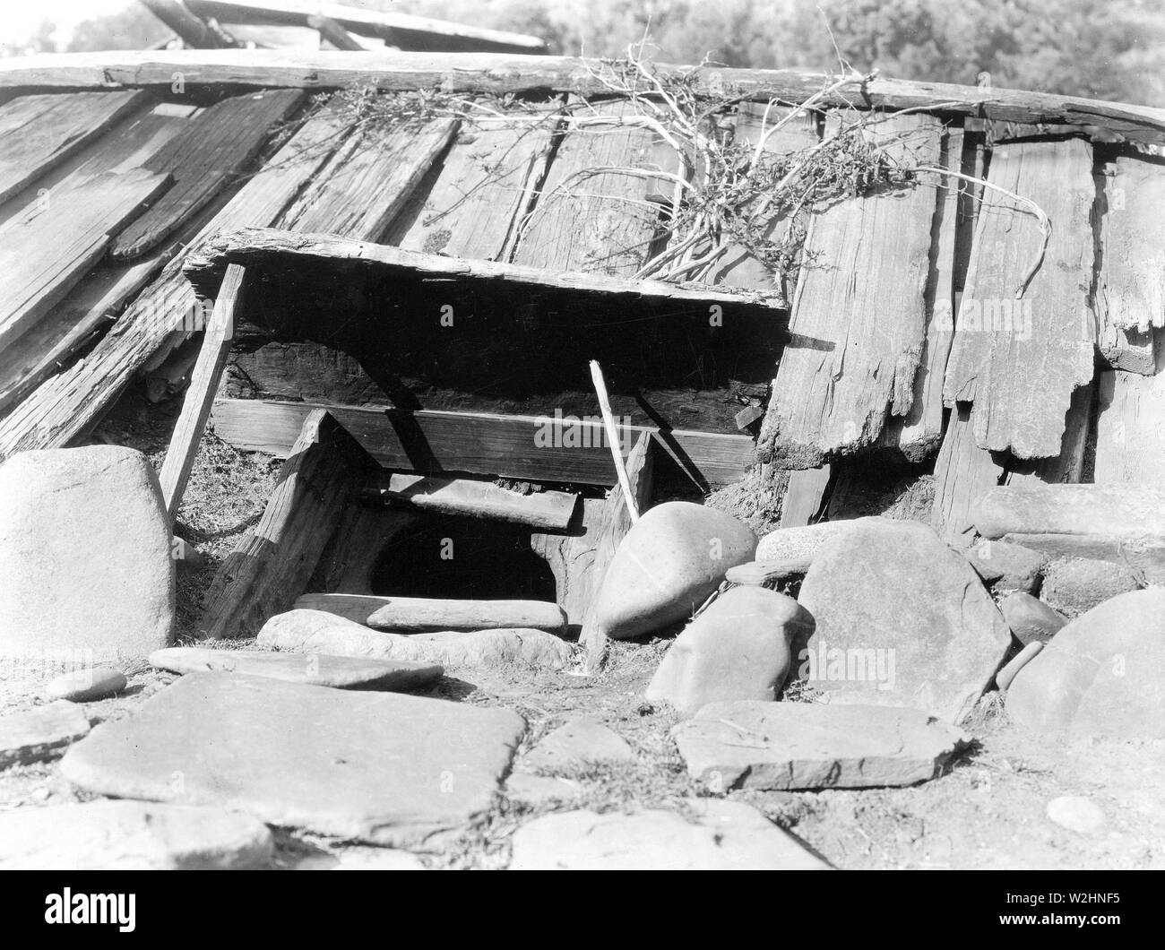 Edward S. Curtis nativi indiani americani - l'ingresso a un sudore Yurok-house ca. 1923 Foto Stock