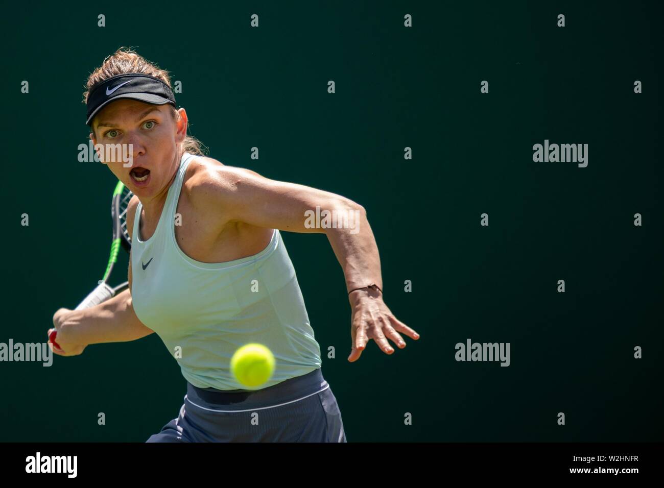 Simona Halep della Romania in azione contro Angelique Kerber della Germania alla natura internazionale di valle 2019, Devonshire Park, Eastbourne - Inghilterra. Gio Foto Stock