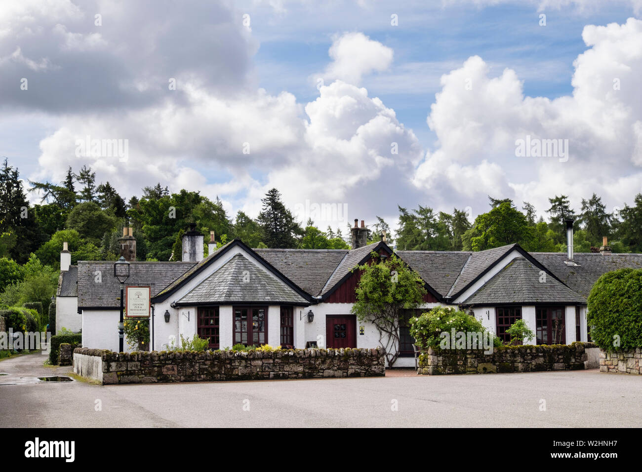 Taverna Cawdor country pub e ristorante nel villaggio di conservazione. Cawdor, Nairn, Nairnshire, Highland, Scozia, Regno Unito, Gran Bretagna Foto Stock