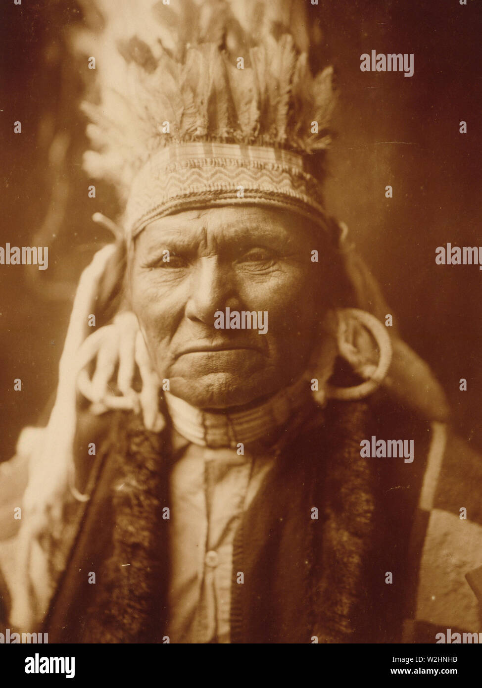 Edward S. Curtis nativi indiani americani - Giallo Bull--Nez Percé ritratto indiano ca. 1905 Foto Stock