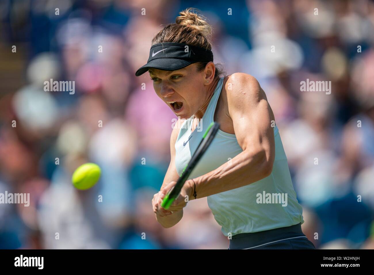 Simona Halep di Romania giocando a due mani scritto contro Angelique Kerber della Germania alla natura internazionale di valle 2019, Devonshire Park, Eastbour Foto Stock