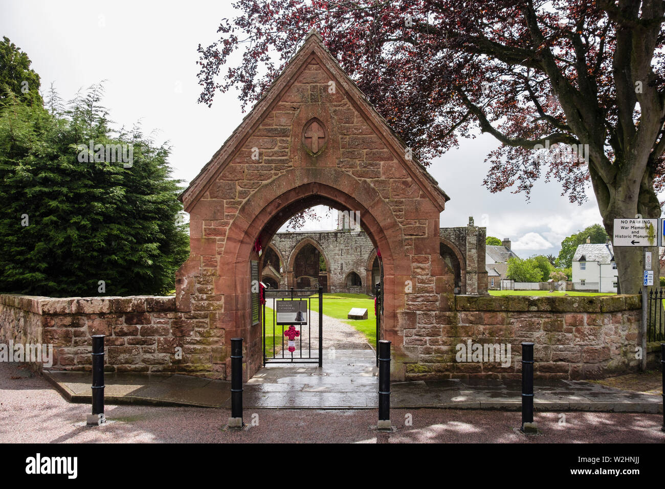 Cancello di ingresso arco alla cattedrale del XIII secolo motivi. Fortrose, Black Isle, Inverness, Ross and Cromarty, Scozia, Regno Unito, Gran Bretagna Foto Stock