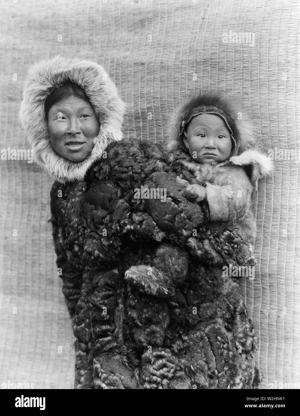 Edward S. Curtis nativi indiani americani - donna e bambino, Nunivak ca. 1929 Foto Stock