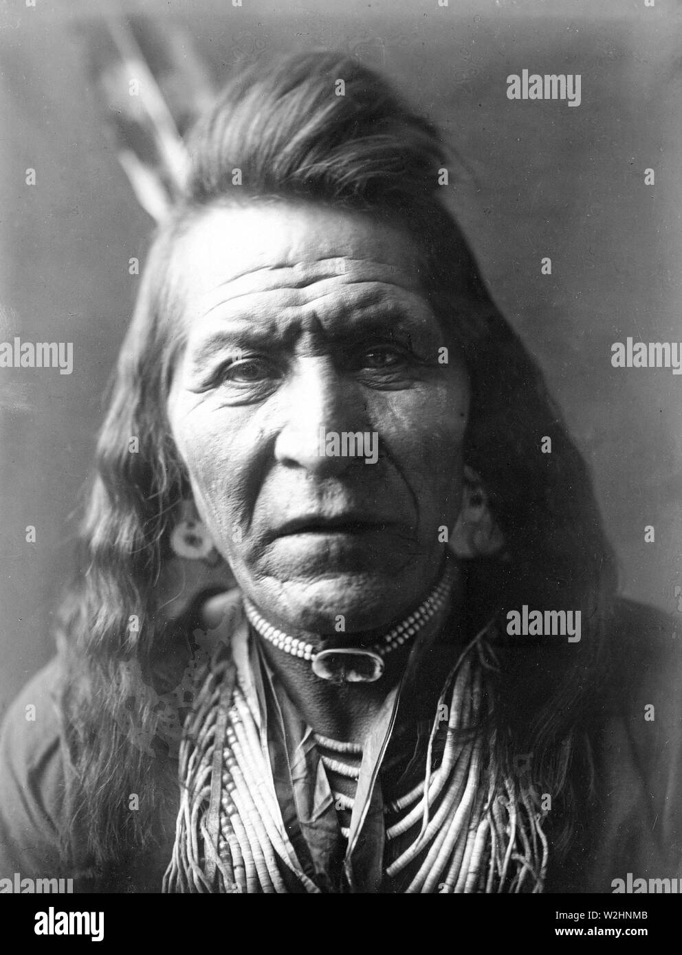 Edward S. Curtis nativi indiani americani - Crow Indian maschio gambali due ca. 1908 Foto Stock