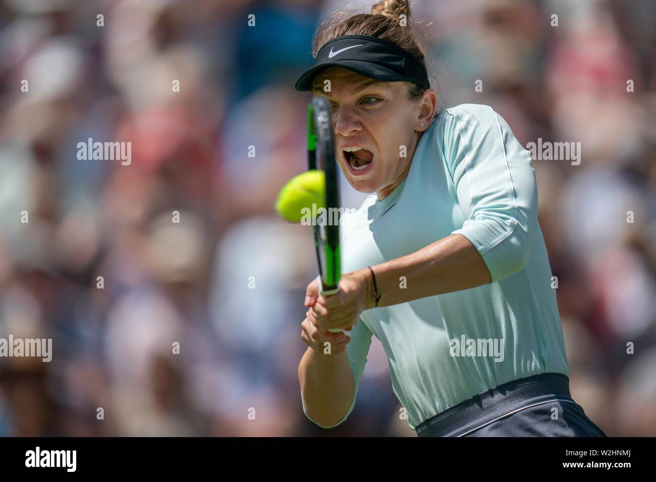 Simona Halep di Romania giocando a due mani scritto contro Angelique Kerber della Germania. Simona Halep a valle della natura International 2019, Devonshire Foto Stock