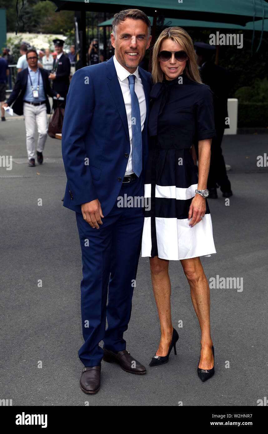 Phil Neville e Julie Neville arrivare il giorno otto dei campionati di Wimbledon al All England Lawn Tennis e Croquet Club, Wimbledon. Foto Stock