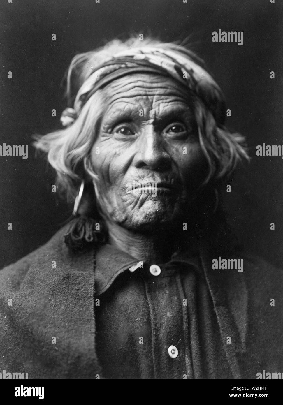 Edward S. Curtis nativi indiani americani - Wyemah, testa e spalle ritratto, rivolto verso la parte anteriore di ca. 1905 Foto Stock