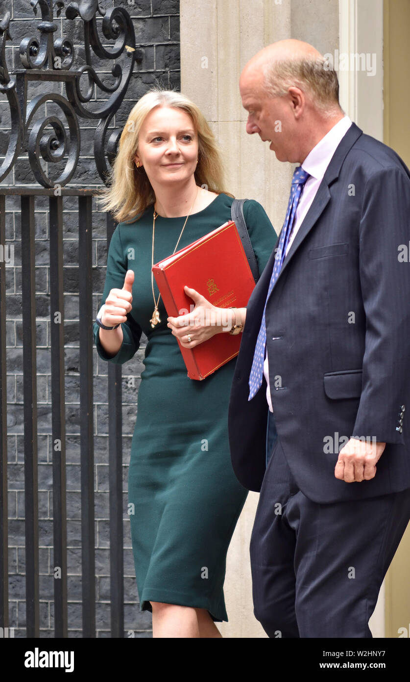 Londra, Regno Unito. Il 9 luglio 2019. Ministri lasciare il settimanale riunione del gabinetto al n. 10. LizTruss (Primo segretario al Tesoro) e Chris Grayling (Segretario di Stato per il trasporto) Foto Stock