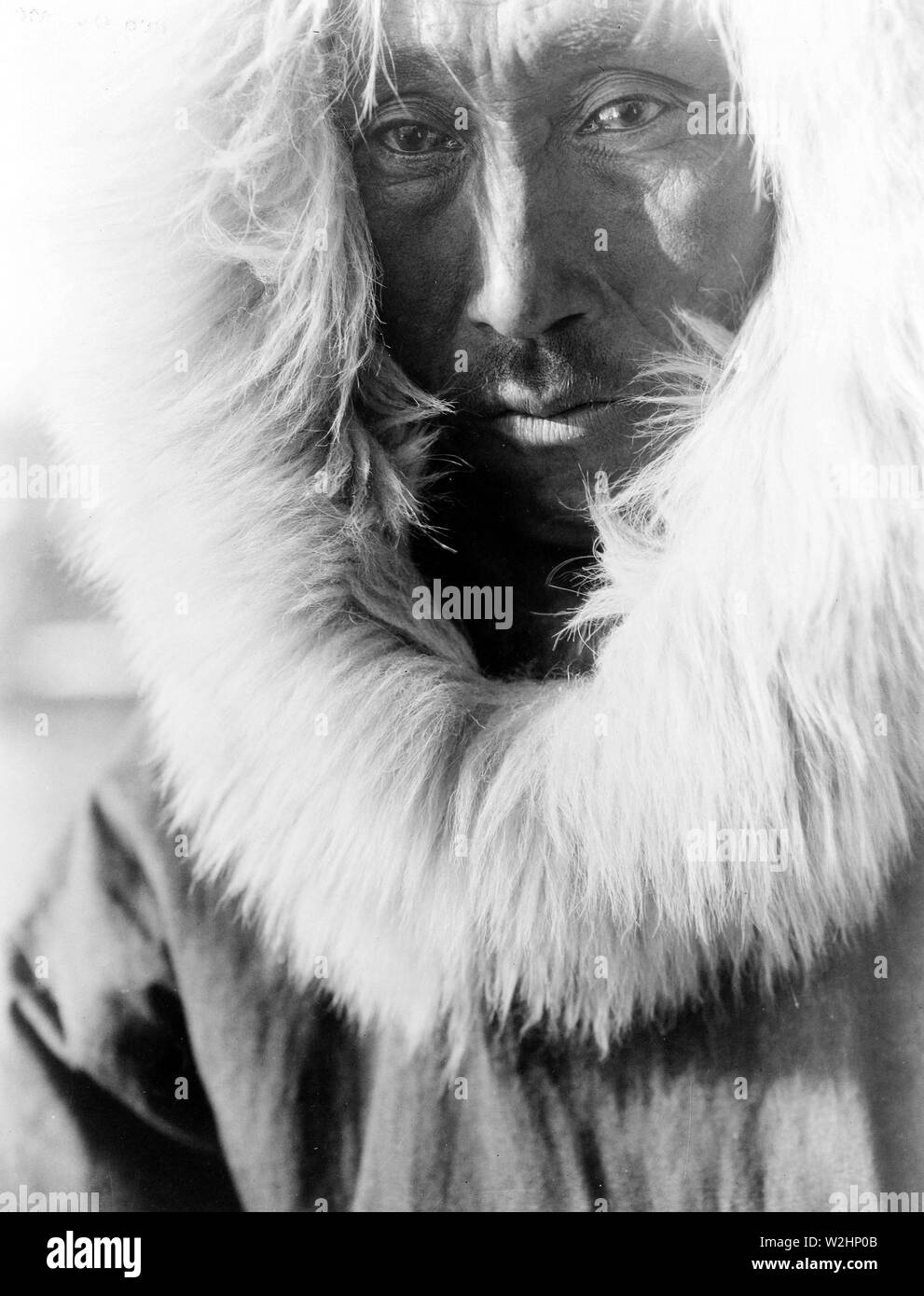 Edward S. Curtis nativi indiani americani - Eschimese uomo, indossando foderato di pelliccia parka ca. 1929 Foto Stock