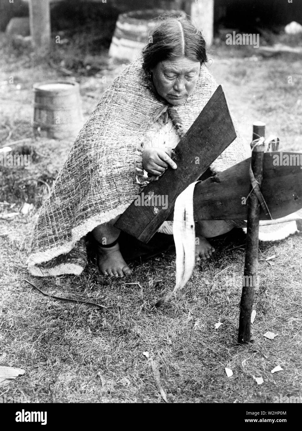 Edward S. Curtis nativi indiani americani - Preparazione di corteccia di cedro--Nakoaktok ca. 1914 Foto Stock