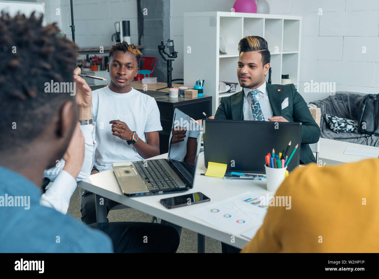 Riunione di giovani professionisti provenienti da diversi paesi in ufficio. Foto Stock