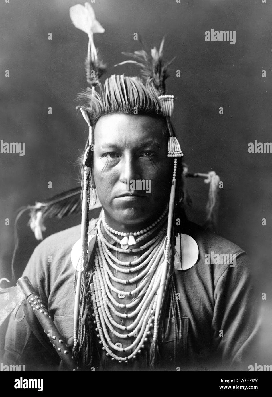 Edward S. Curtis nativi indiani americani - Swallow Bird, Crow Indian, Montana ca. 1908 Foto Stock