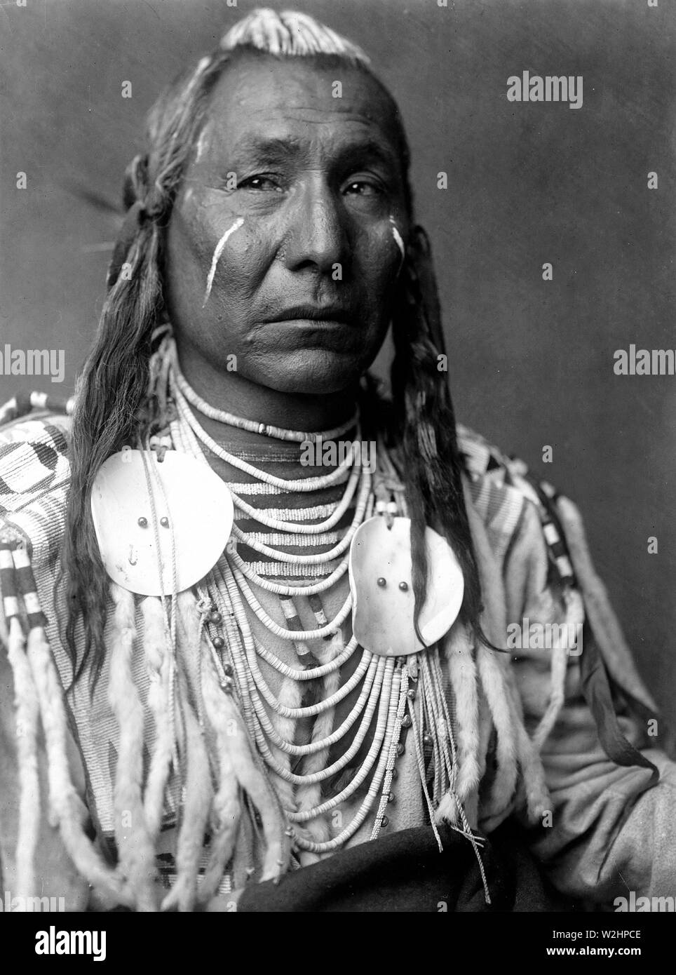Edward S. Curtis nativi indiani americani - Rosso ala--Apsaroke ca. 1908 Foto Stock