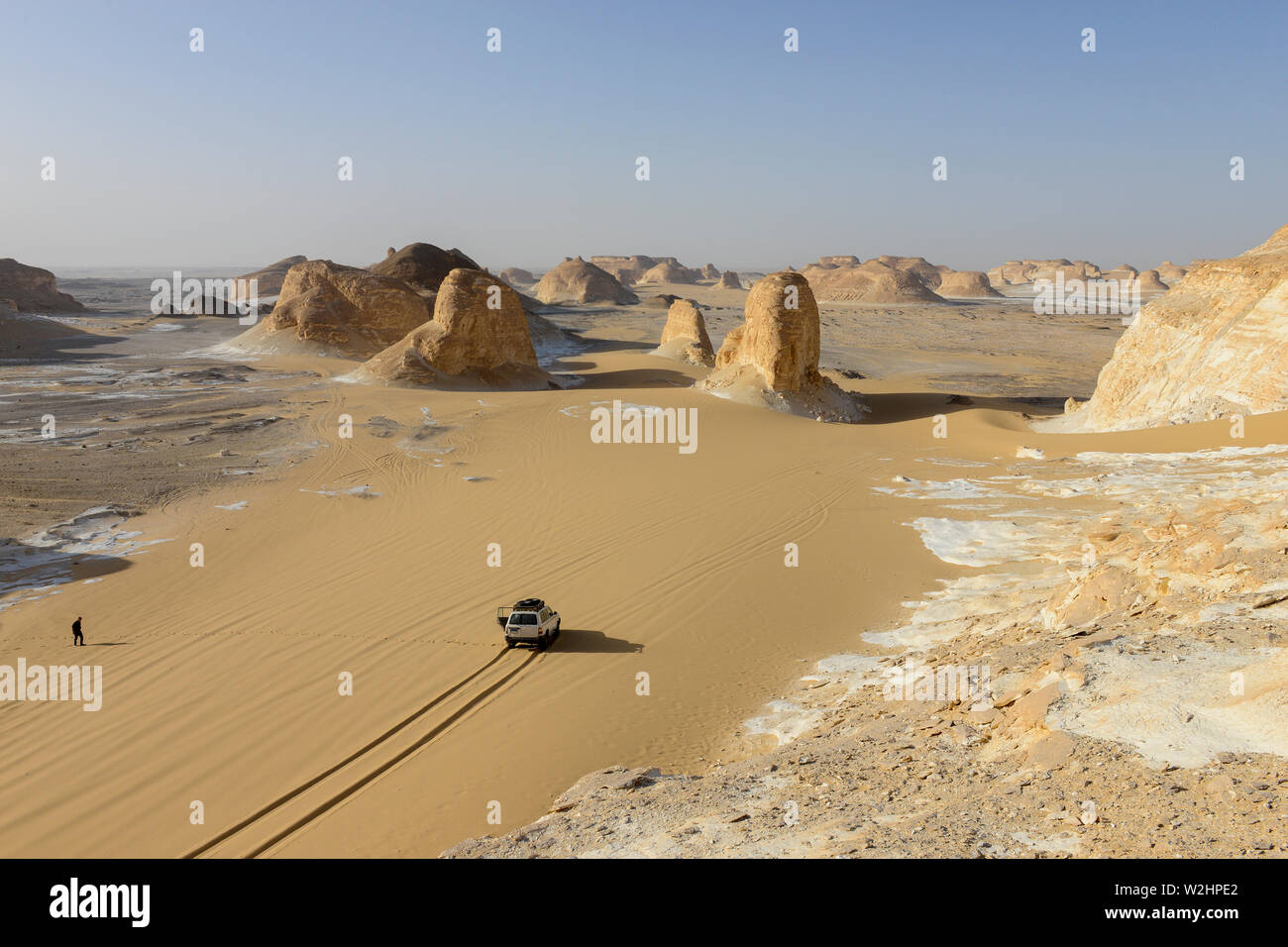 Egitto, Farafra, Nationalpark White Desert, Naqb come Sillim - Pass delle scale , dalla sabbia e dal vento a forma di erosione di calcare e di Chalk cliffs Foto Stock