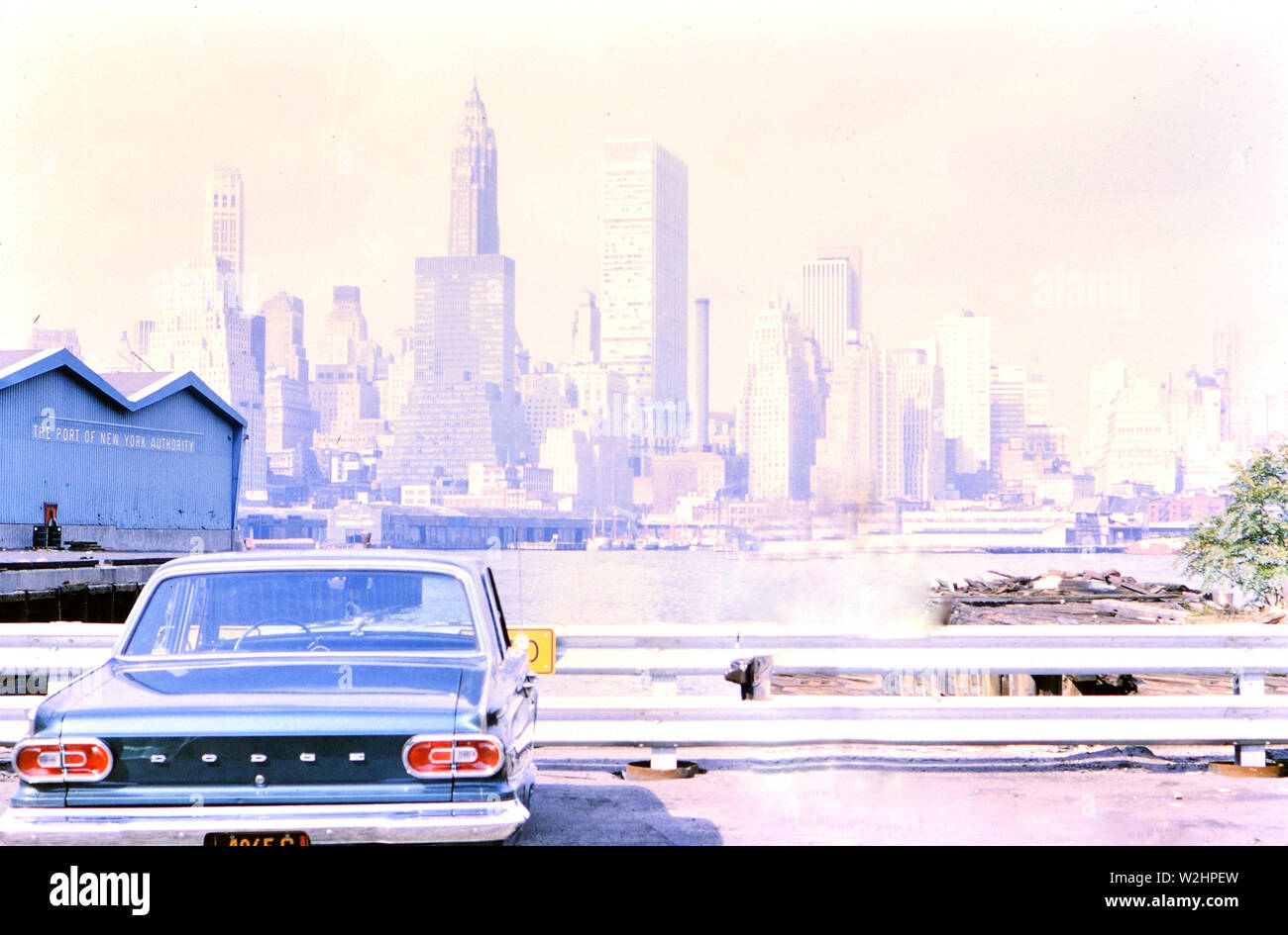 Macchina parcheggiata di fronte all orizzonte di New York City ca. 1960s Foto Stock