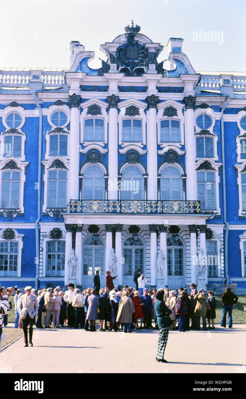 Anni Settanta la Russia - i turisti di fronte ad un edificio in Russia ca. 1978 Foto Stock