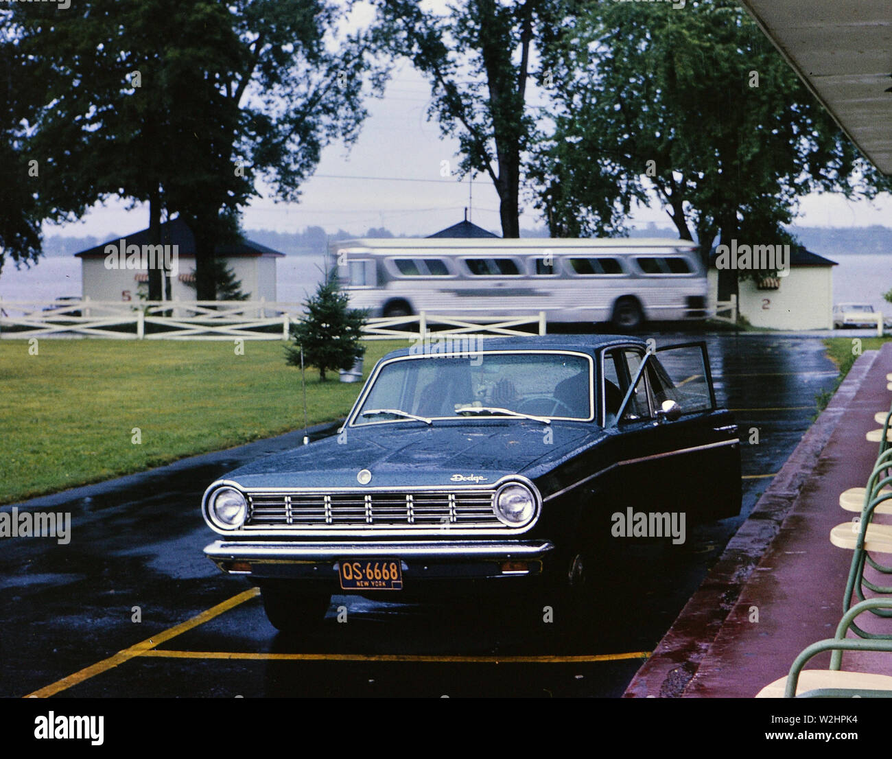 Dodge automobile parcheggiata di fronte un motel ca. 1966 Foto Stock