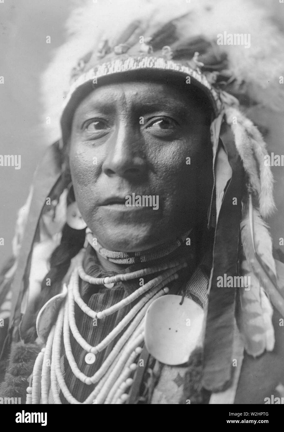 Edward S. Curtis nativi indiani americani - Crow Indian, vecchio uomo bianco ca. 1908 Foto Stock