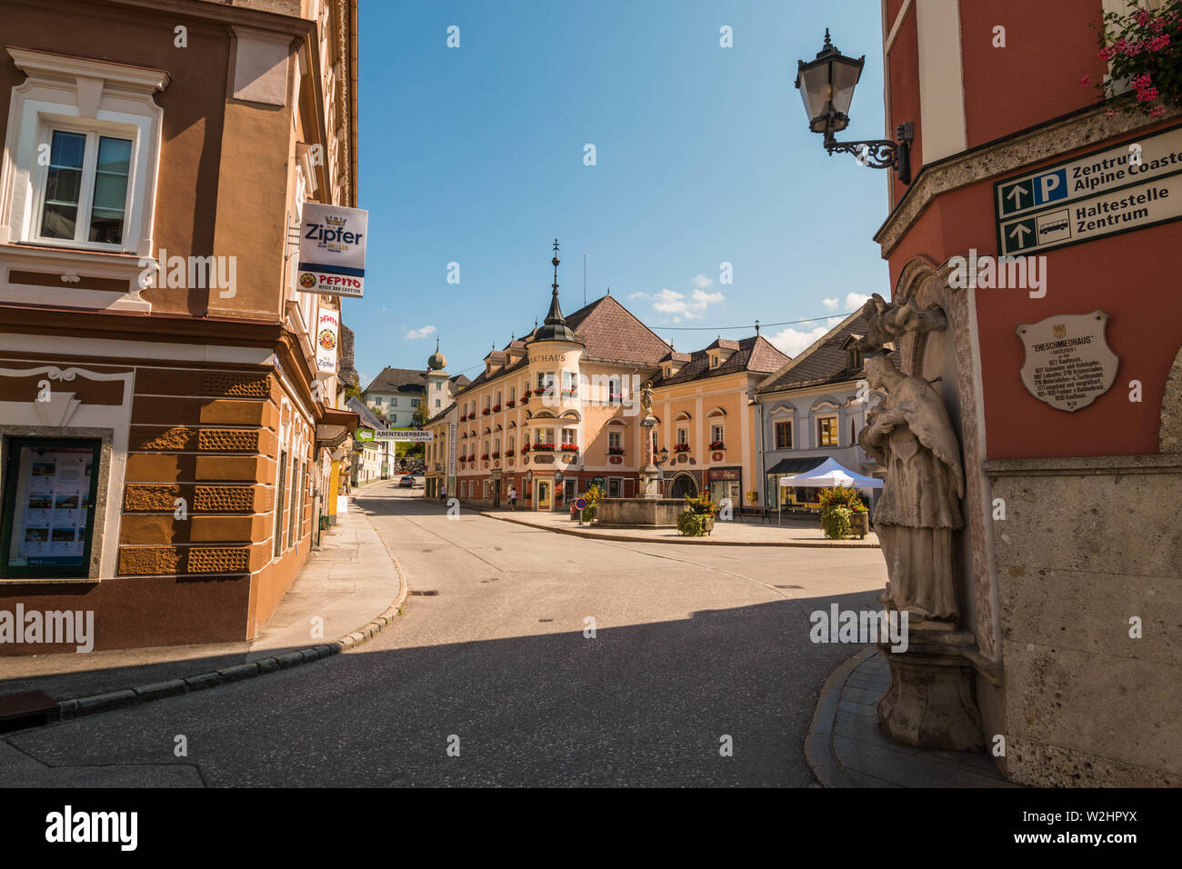 Windischgarsten, Austria - Settembre 6,2018: piazza centrale e il municipio di un piccolo luftkurort austriaco ("air spa") città nelle Alpi. Foto Stock