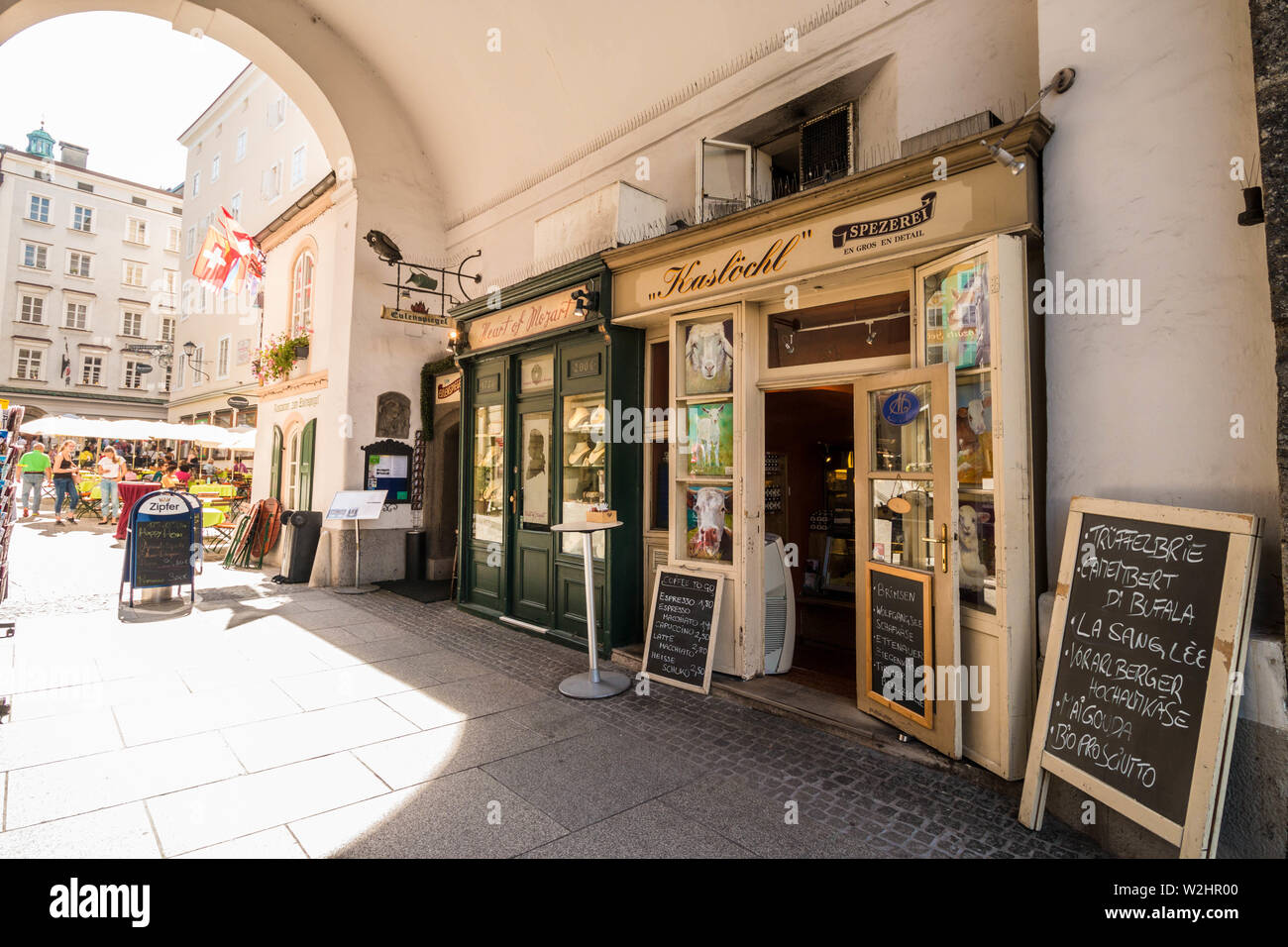 Salisburgo, Austria - 11 Settembre 2018: piccoli negozi nel passaggio vicino Getreidegasse nel cuore della città vecchia di Salisburgo. Prodotti lattiero-caseari ed ebreo Foto Stock