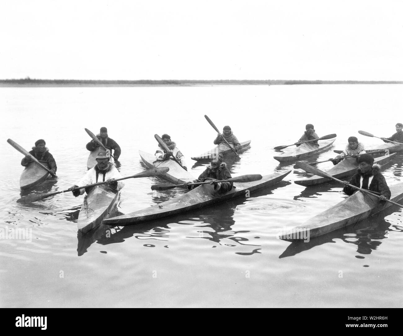 Edward S. Curtis nativi indiani americani - eschimesi in kayak, Noatak, Alaska ca. 1929 Foto Stock