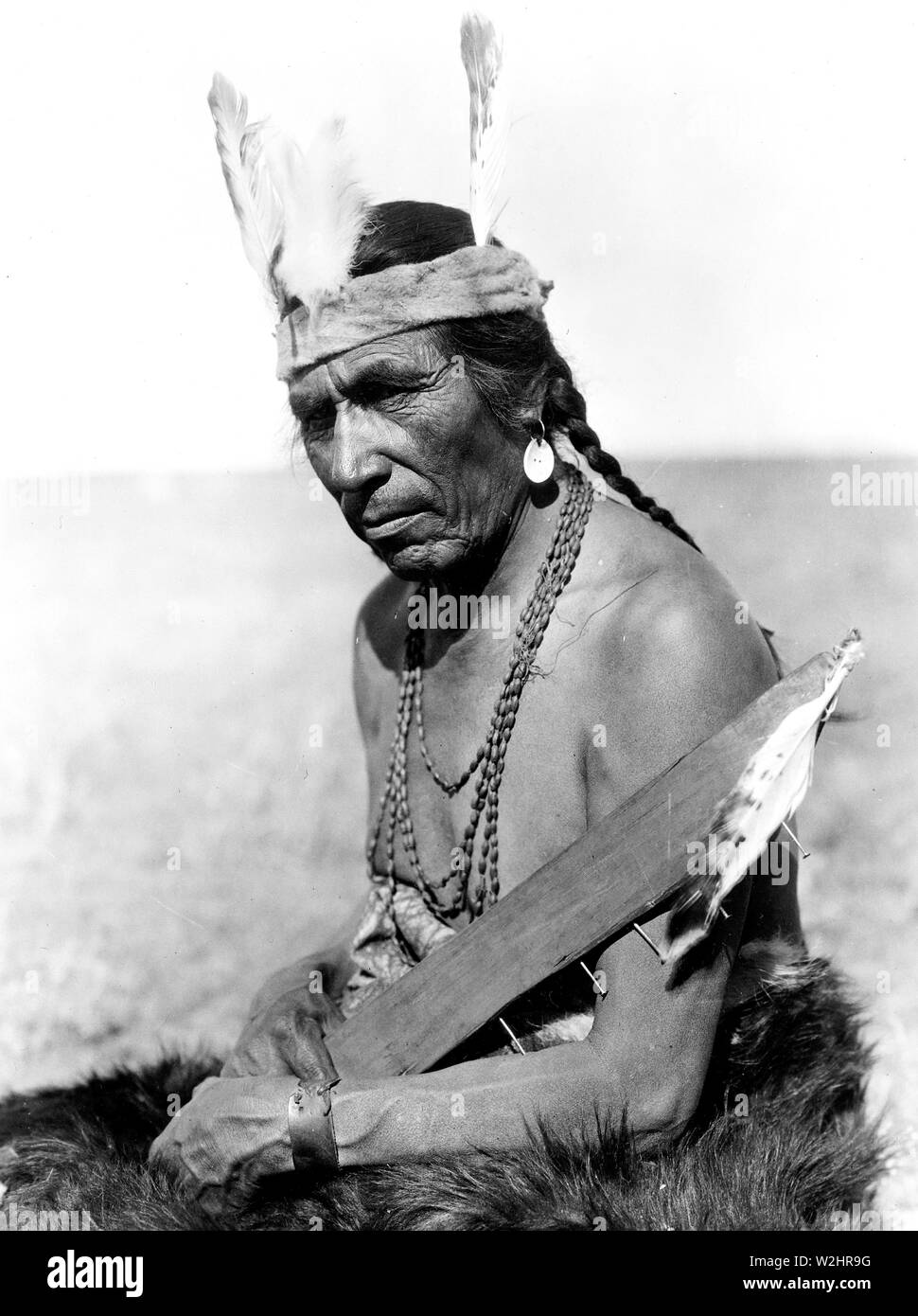 Edward S. Curtis nativi indiani americani - Fat cavallo con insegne di un soldato Blackfoot ca. 1927 Foto Stock
