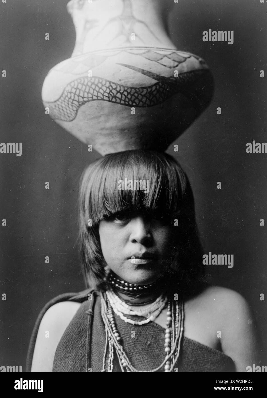 Edward S. Curits nativi indiani americani - San Ildefonso ragazza con grande vaso bilanciato sulla sua testa ca. 1927 Foto Stock