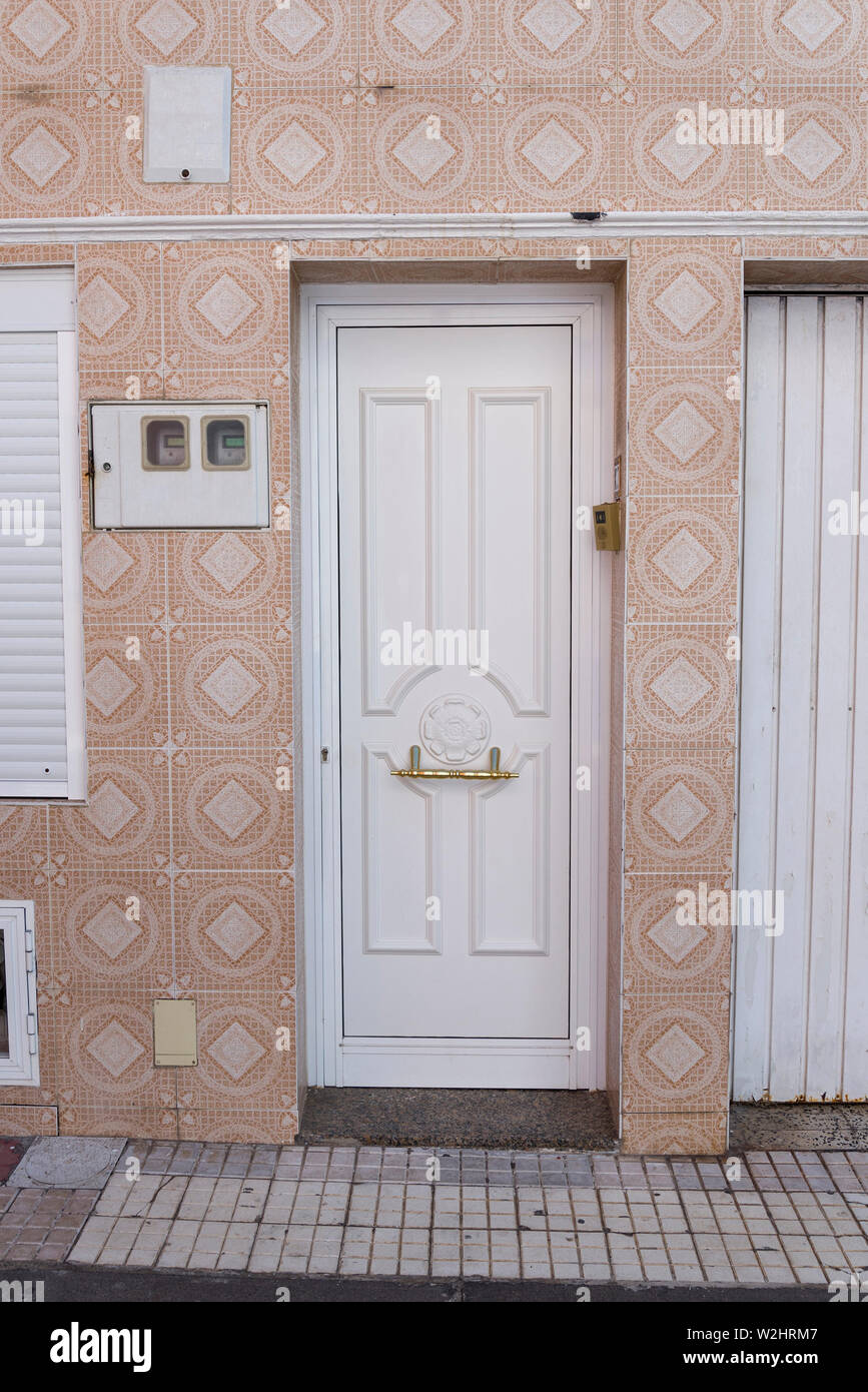 Chiusa la porta di legno in un edificio residenziale. Vecchia casa sull'isola di Tenerife Foto Stock