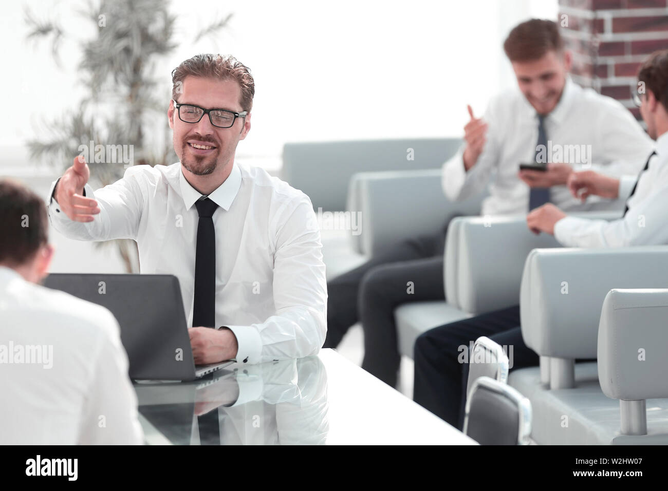 I dipendenti per discutere di nuove idee in un ufficio moderno Foto Stock