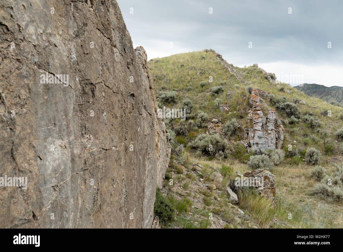 Diritto di sciopero laterale-ANOMALIA SLITTAMENTO, come illustrato da offset di immersione verticalmente Cretaceo calcare. SW Montana, USA. Foto Stock