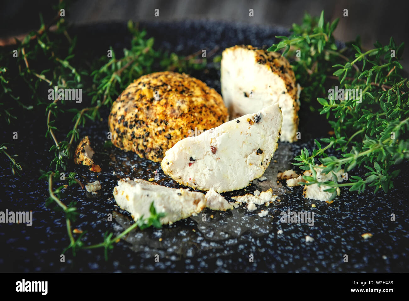 La delicatezza del formaggio rotondo Belper knoll con le verdure e le erbe aromatiche su un tavolo di legno. I prodotti di azienda agricola freschi in Russia Foto Stock