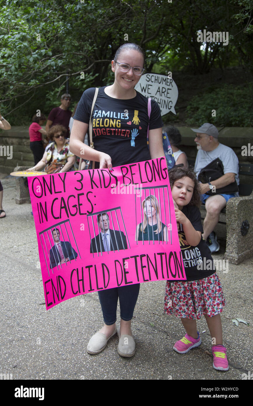 I Newyorkesi si riuniscono di fronte alla strada dal senatore Chuck Schumer della casa di Park Slope, Brooklyn, NY su una giornata nazionale di protesta riguardante il modo in cui i richiedenti asilo, specialmente i bambini vengono trattati in inumazione nei campi lungo la US frontiera messicana. Il governo non si muove abbastanza velocemente ad alleviare le condizioni disumane. Hanno cantato "chiudere i campi." Foto Stock