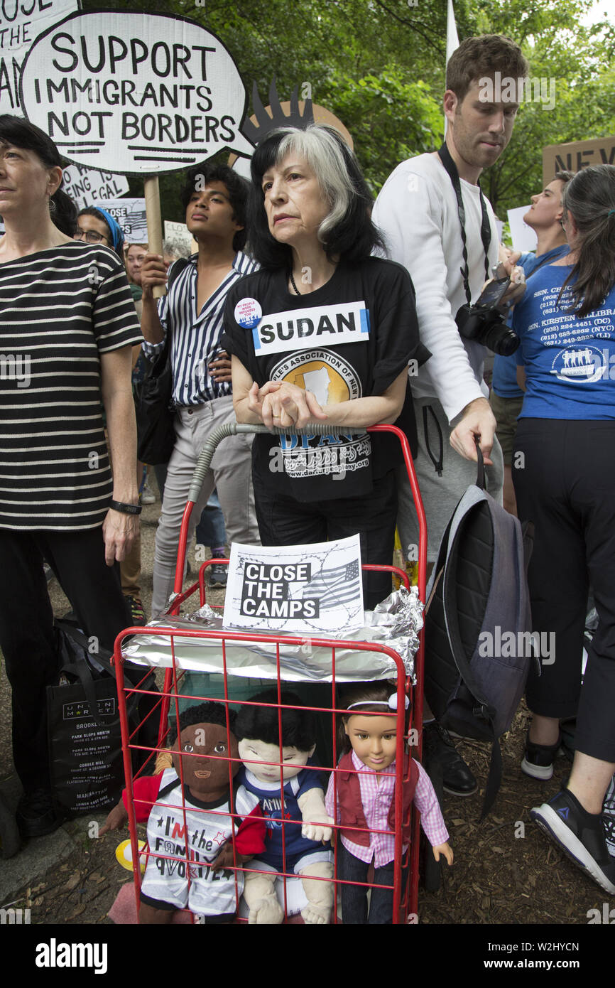 I Newyorkesi si riuniscono di fronte alla strada dal senatore Chuck Schumer della casa di Park Slope, Brooklyn, NY su una giornata nazionale di protesta riguardante il modo in cui i richiedenti asilo, specialmente i bambini vengono trattati in inumazione nei campi lungo la US frontiera messicana. Il governo non si muove abbastanza velocemente ad alleviare le condizioni disumane. Hanno cantato "chiudere i campi." Foto Stock