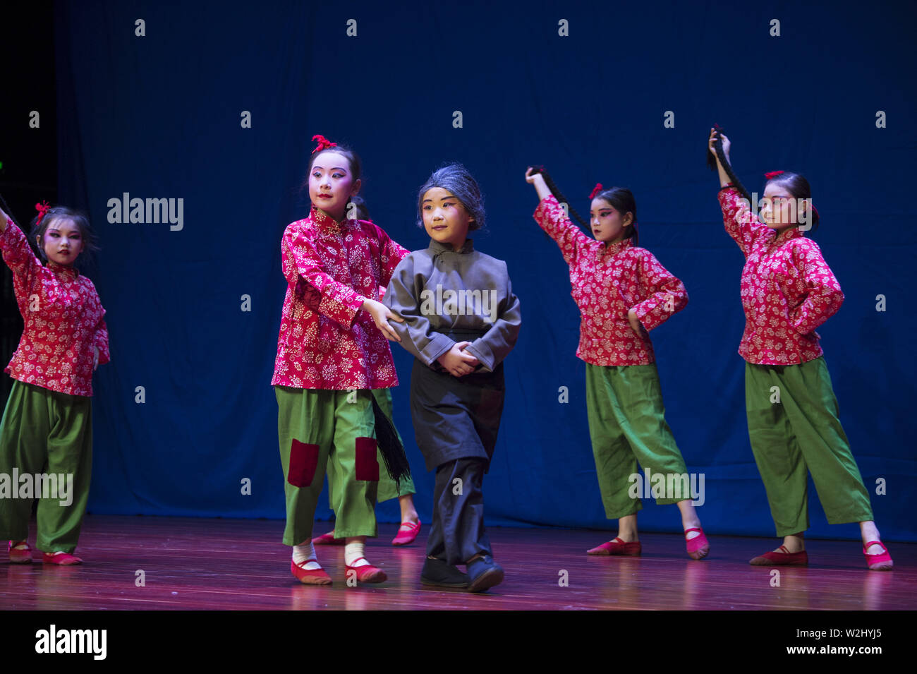 9 luglio 2019 - Jiangsu, Jiangsu, Cina - Jiangsu, Cina - 9 Luglio 2019: durante le vacanze estive, insegnanti professionali sono stati invitati ad insegnare a Opera di Pechino arte per bambini rurali in haian città di Nantong, provincia dello Jiangsu.lasciate che i bambini accettano l'influenza della cultura tradizionale, sentono il fascino della quintessenza della Cina. (Credito Immagine: © SIPA Asia via ZUMA filo) Foto Stock