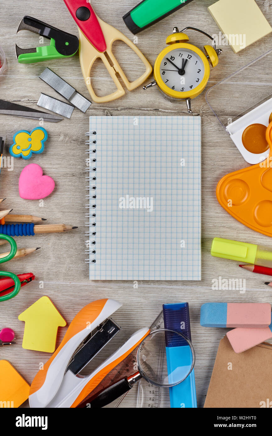 Cancelleria scolastica su sfondo di legno. Foto Stock