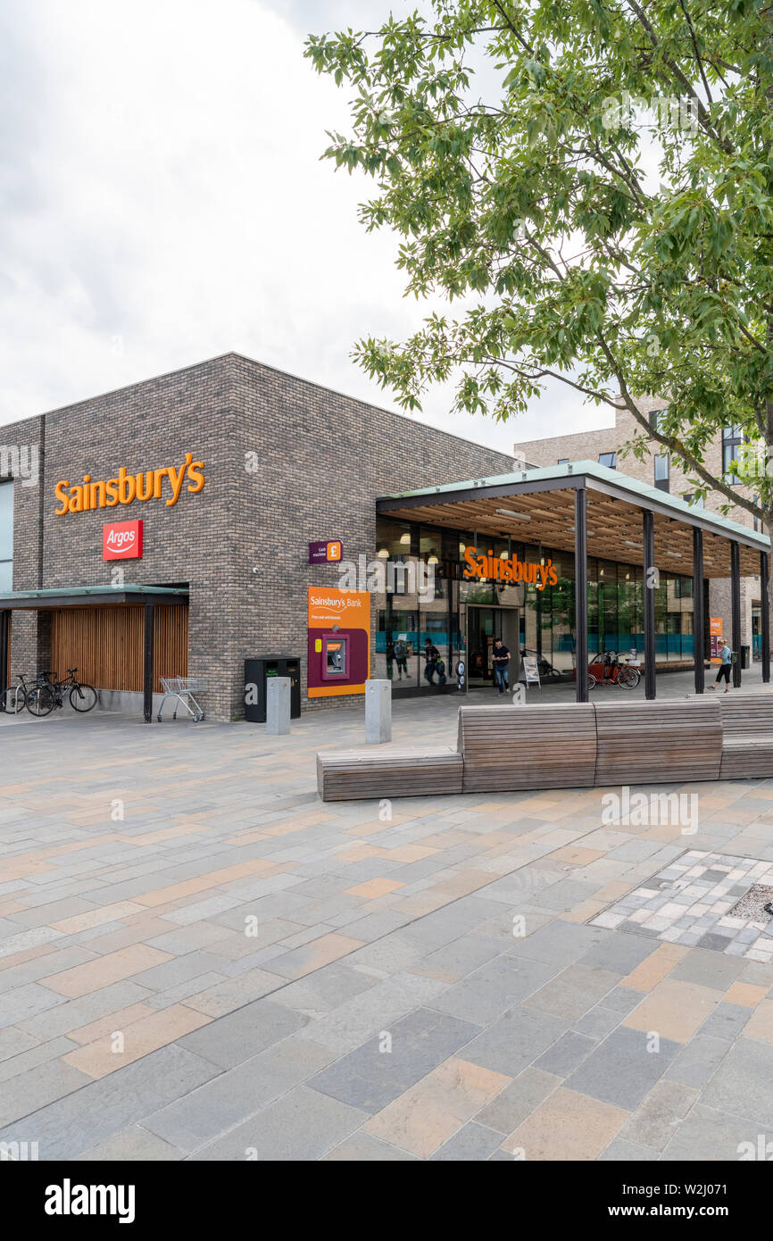 Il locale supermercato Sainsburys Eddington a Cambridge Regno Unito un nuovo sviluppo o il quartiere a nord ovest della città di Cambridge Foto Stock