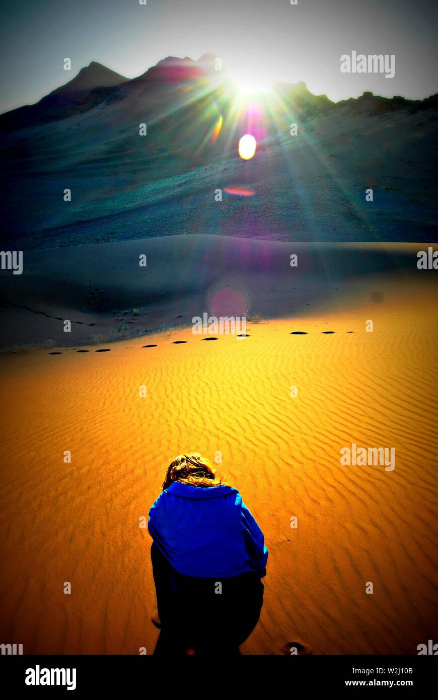 La donna nel deserto in Marocco Foto Stock