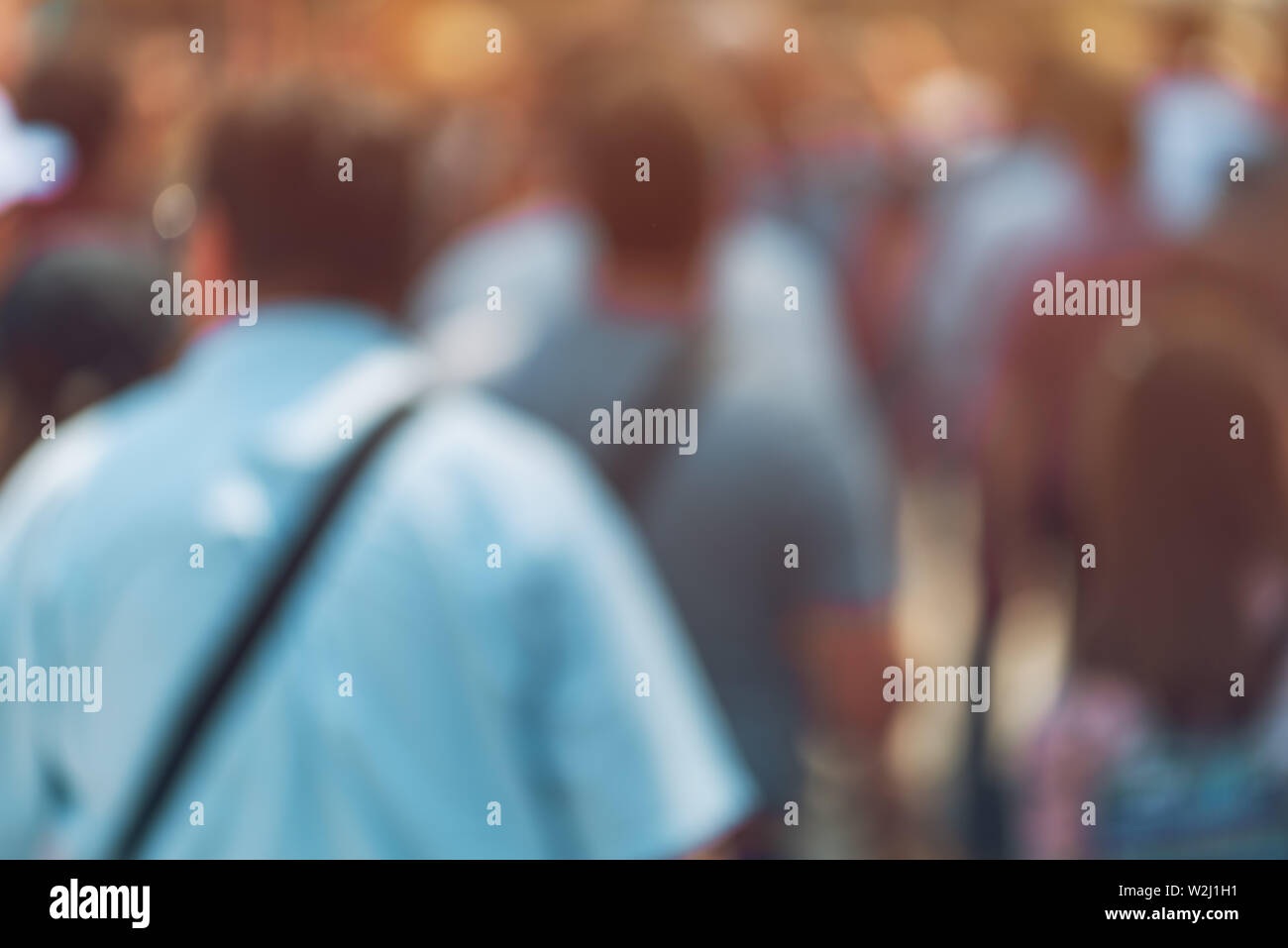 Città di sfocatura pendolari camminando sulla strada, irriconoscibile folla fuori fuoco come sfondo per le varie comunità e persone temi correlati Foto Stock
