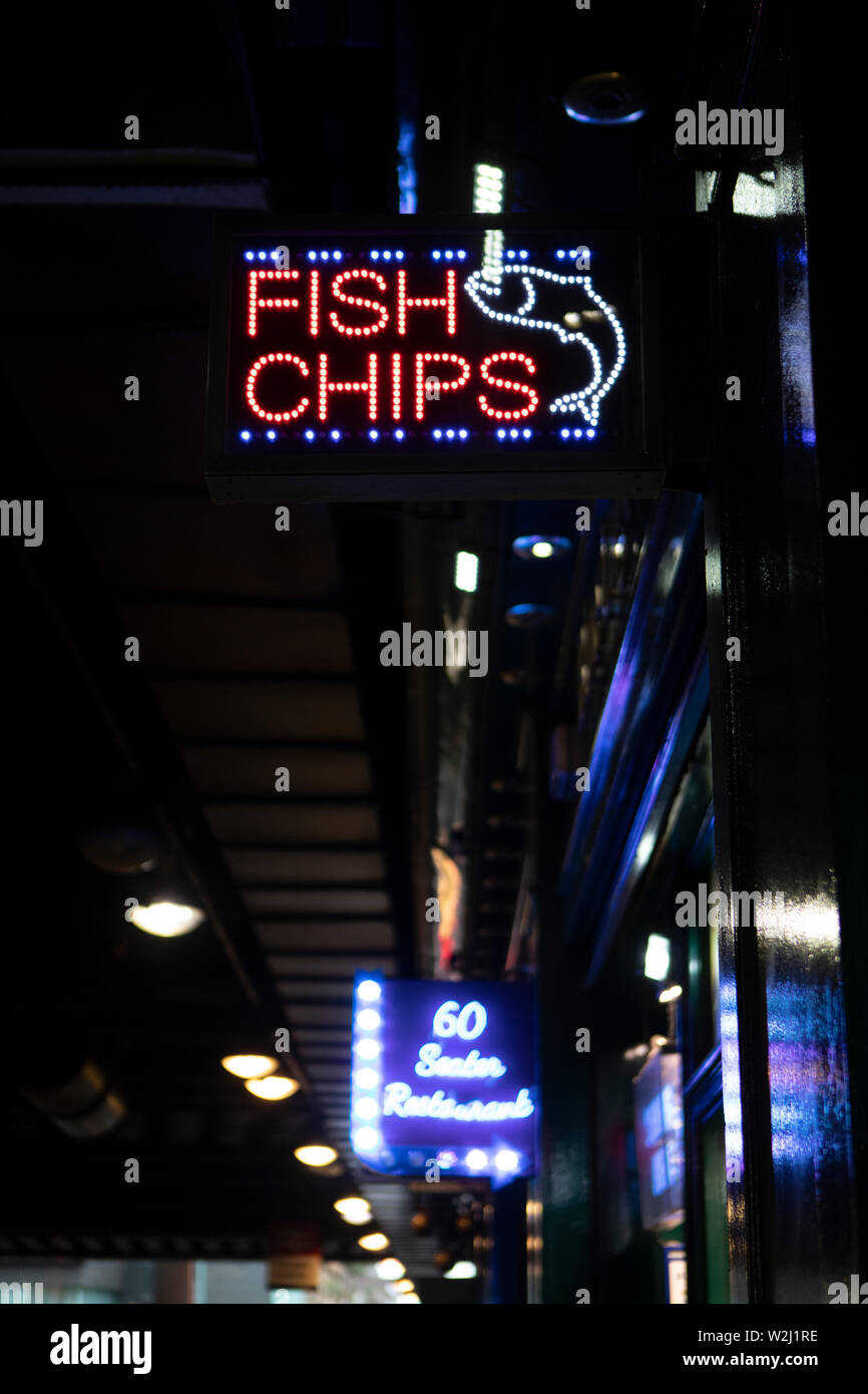 Il neon pubblicità segno per il pesce e patatine in Glasgow Foto Stock