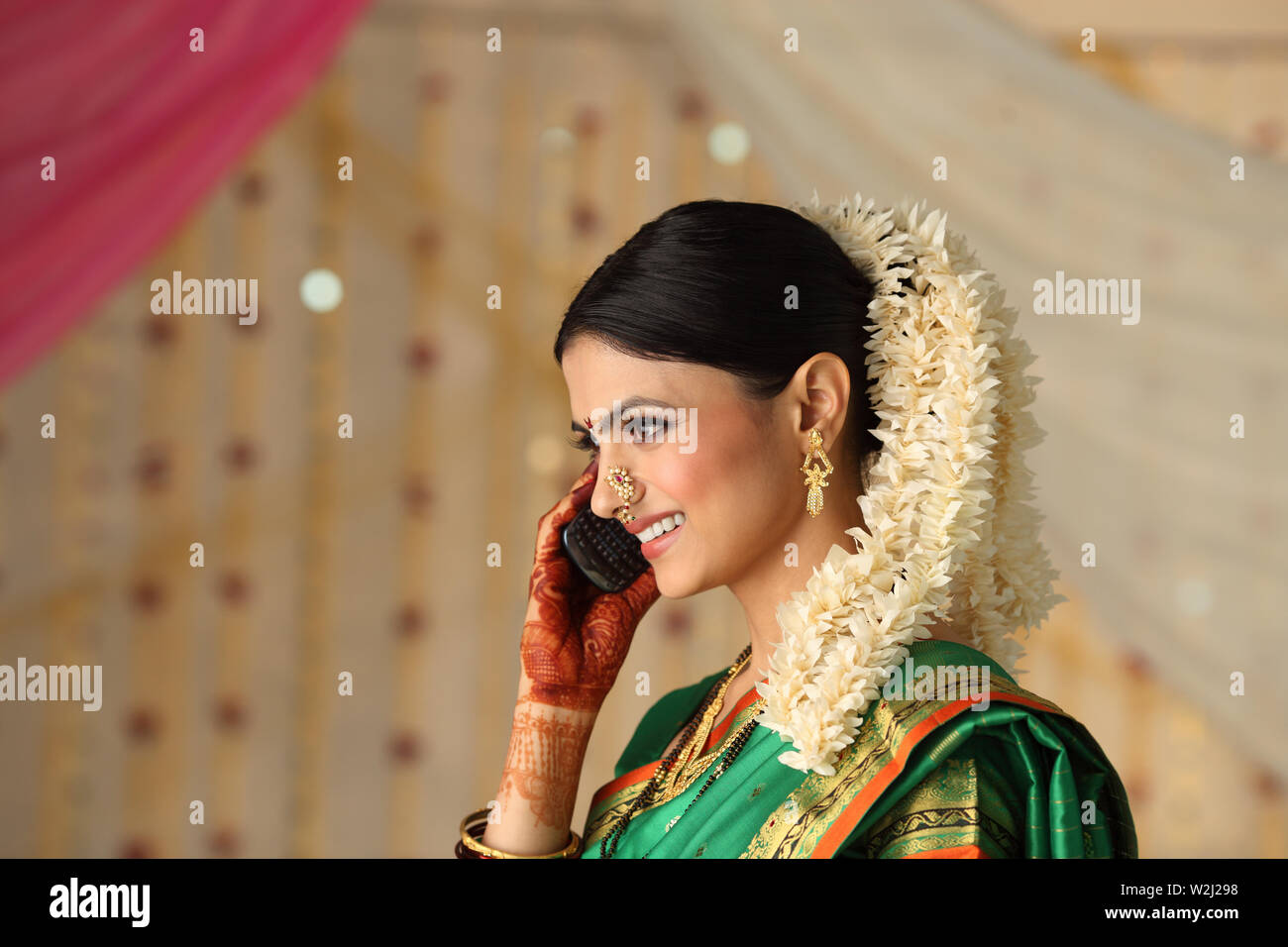 Indian giovane donna a parlare su un telefono mobile Foto Stock