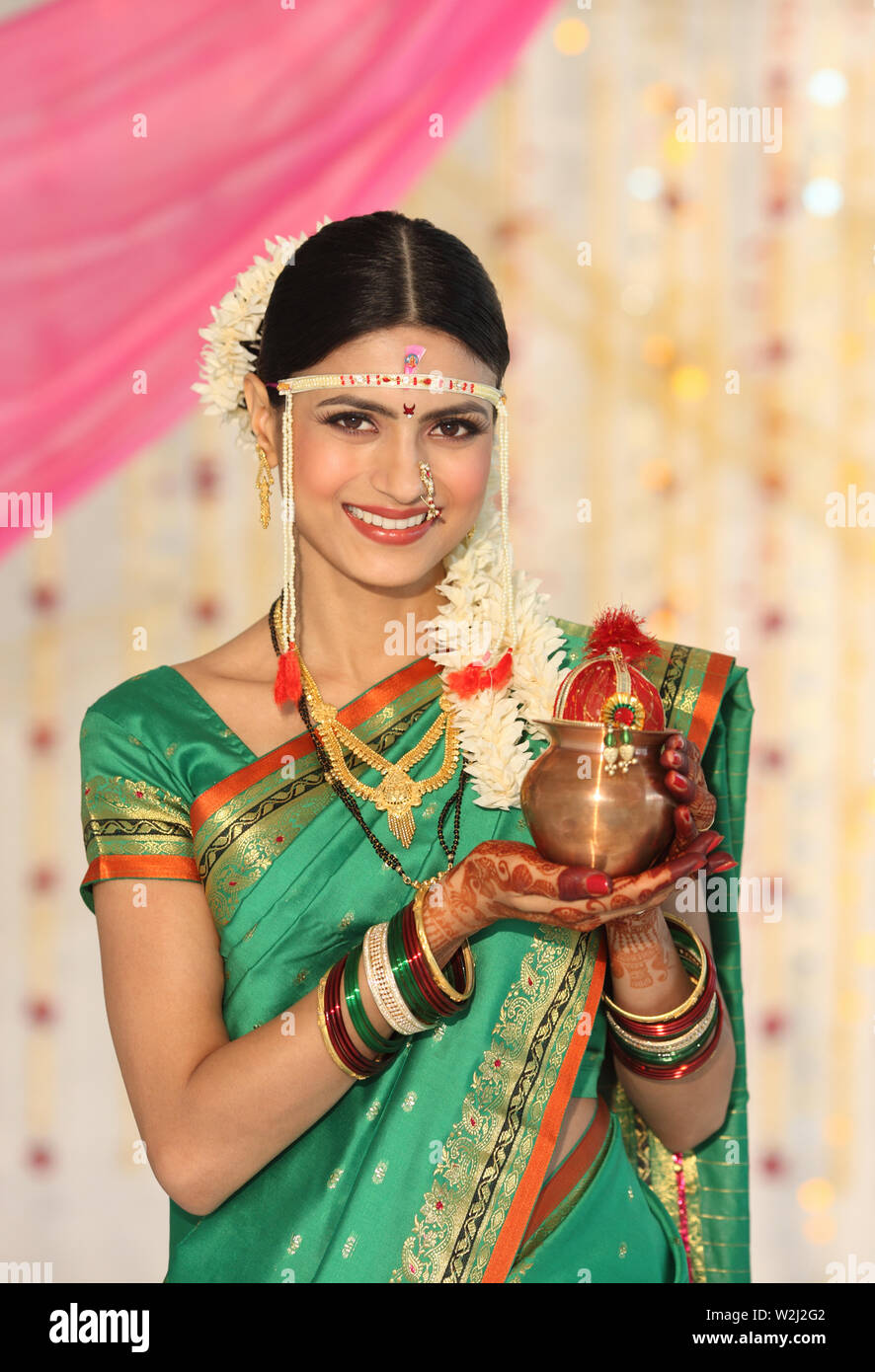 Indian sposa eseguire rituali tradizionali Foto Stock Indian sposa eseguire rituali tradizionali Foto Stock