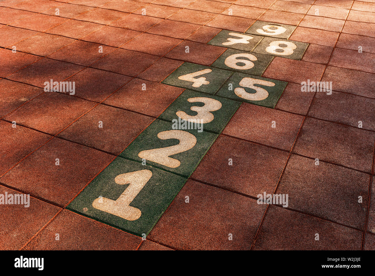 Campana gioco sul campo giochi per i bambini in prospettiva in diminuzione Foto Stock