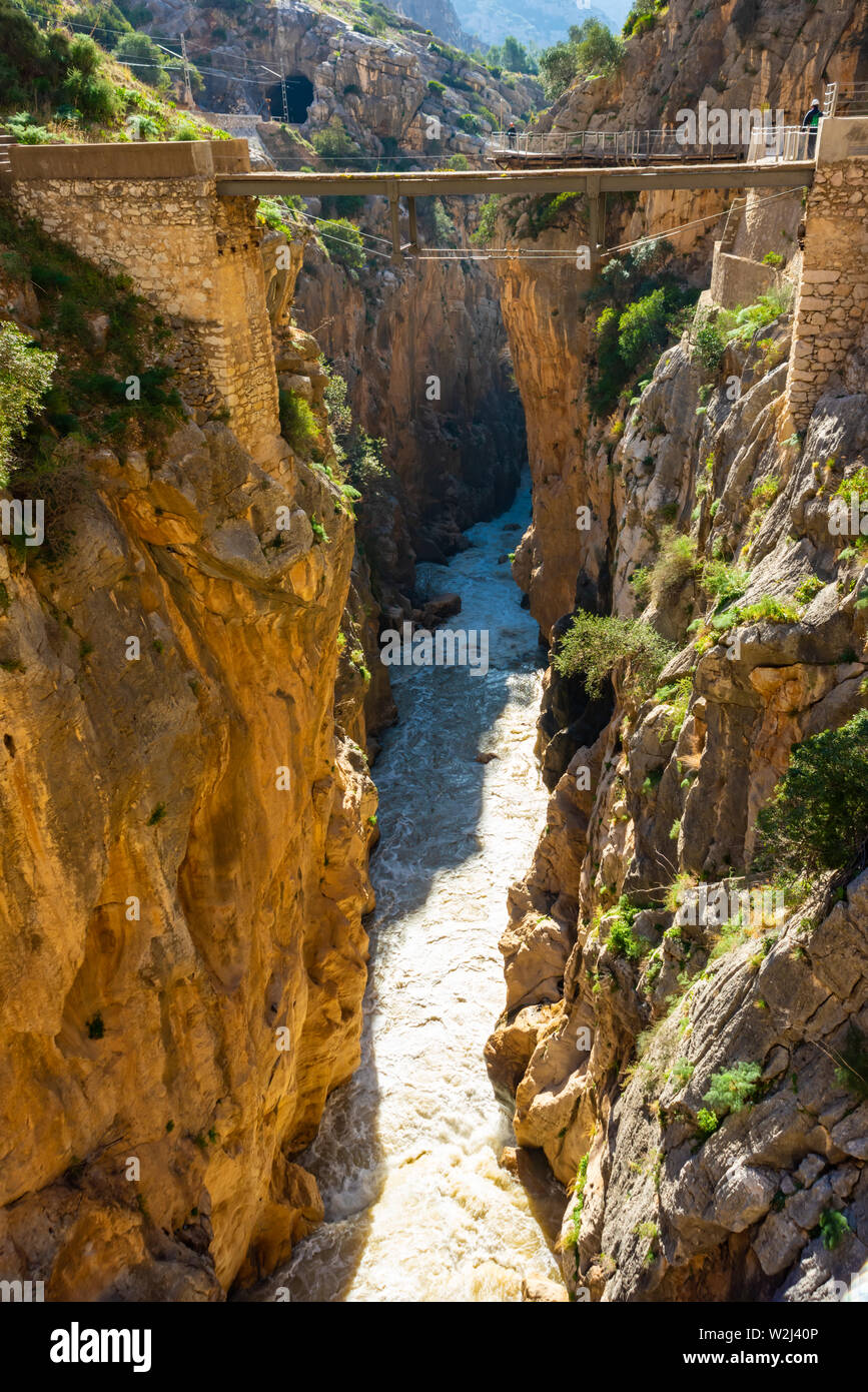 Vista di El Caminito del Rey o re il piccolo sentiero, uno dei più pericolosi sentiero riaperto 2015 Malaga, Spagna Foto Stock