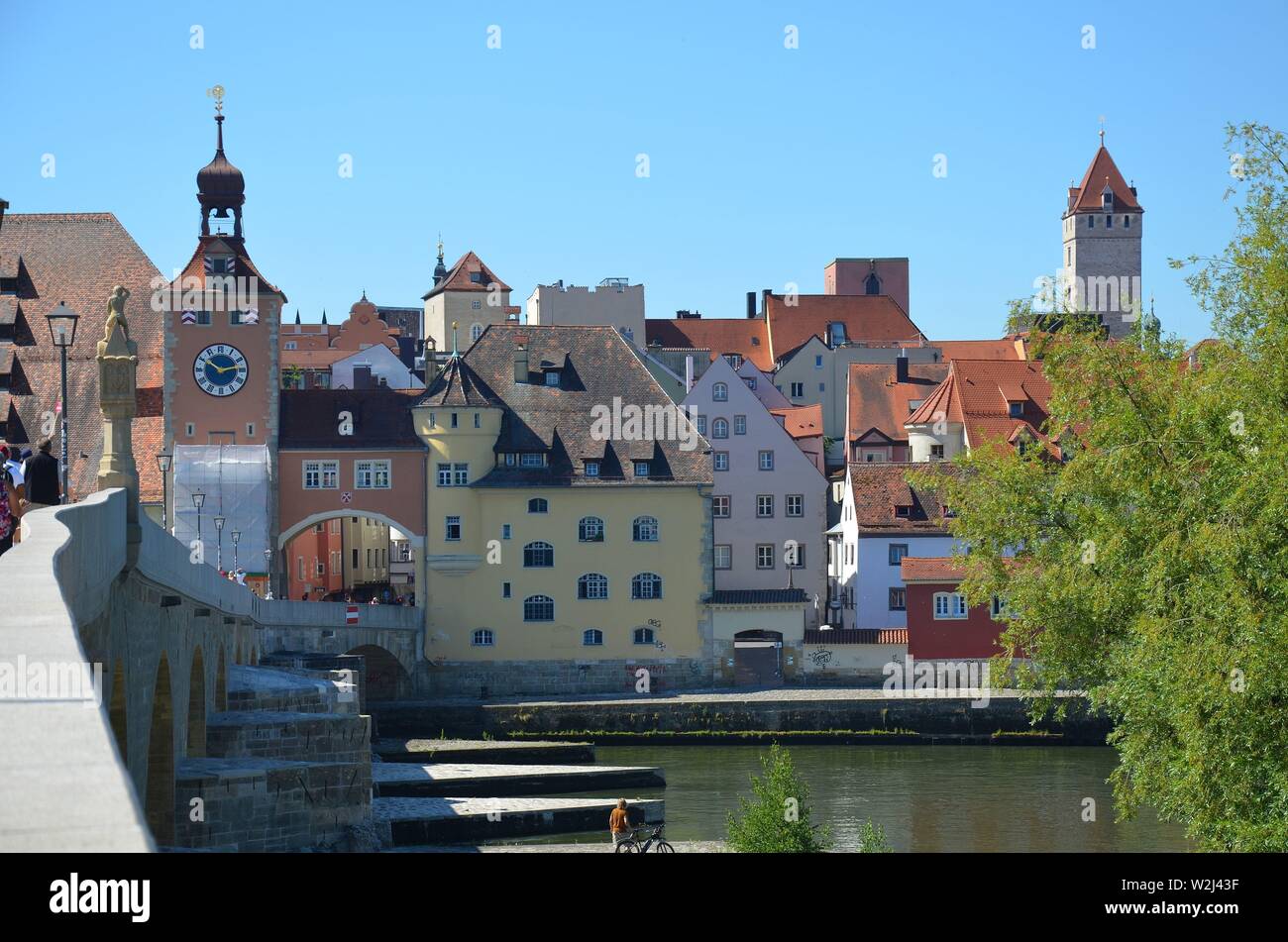 Ratisbona, Oberpfalz, Bayern: historische Stadt an der Donau: Blick von der steinernen Brücke auf die Altstadt Foto Stock