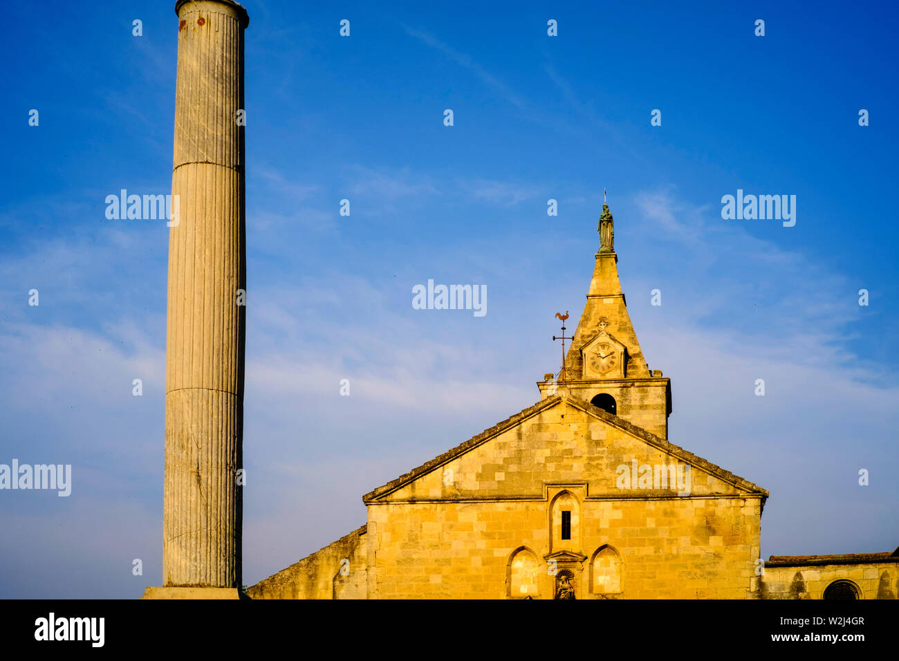 Église de la Grande d'Arles (Chiesa de la Grande, Arles) e colonna romana, città di Arles, Francia meridionale Foto Stock