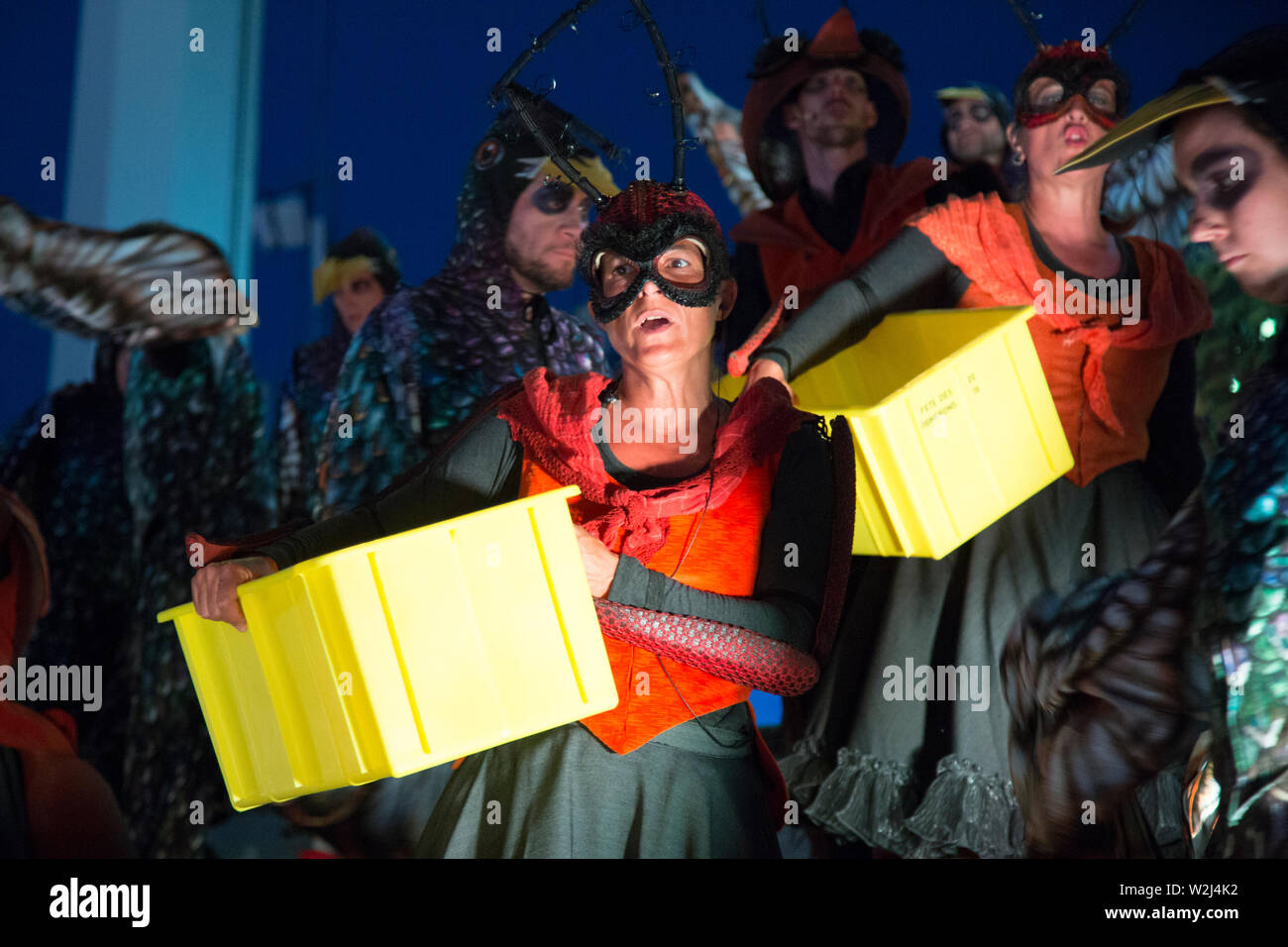 I preparativi per la prima Fete des Vignerons di questo millennio è ben sul suo cammino e lunedì attori e tecnici testati parti della mostra di fronte gli ospiti invitati e media. La Fête des Vignerons - viticoltore del festival - è stata celebrata nella città svizzera di Vevey dal 1797 e succede solo cinque volte al secolo o meno. L'ultima volta il festival stato celebrato nel 1999. La celebrazione di convertire la parte interna della città la piazza del mercato di un sedile 40.000 arena, con diversi spettacoli ogni sera per una settimana. Il prezzo è di circa 100 milioni di franchi svizzeri. Foto Stock